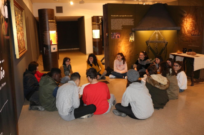 Un grupo de alumnos en una de las visitas escolares a la exposición del Museu de la Noguera.