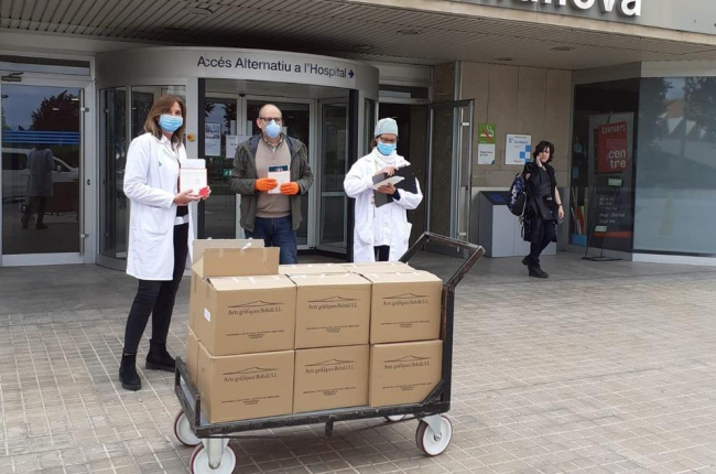 El tinent d'alcalde i regidor de Cultura, Jaume Rutllant, ha lliurat aquest dimecres 1.300 exemplars al personal de gestió de la Gerència Territorial de l'Hospital Universitari Arnau de Vilanova, d'on es faran arribar a l'Hospital de Santa Maria i altres espais sanitaris.