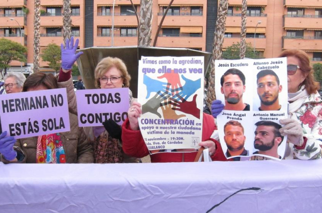 Desenes de dones es van concentrar a la ciutat de la Justícia de Còrdova en suport a la víctima.
