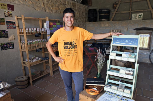 Xavier Miramunt, promotor de la iniciativa - L’agrobotiga vendrà productes del territori, és a dir, de la Vall del Llobregós, i a més de plantes aromàtiques i condiments disposarà d’una sala bar per a tertúlies i conferències.