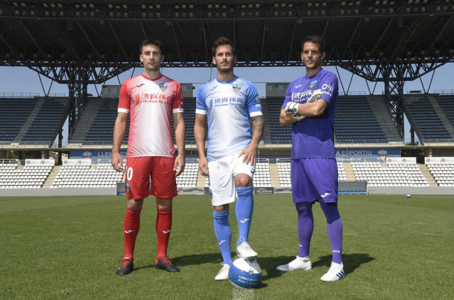 Xemi, Joan Oriol i Pau Torres, al Camp d’Esports amb les noves equipacions del Lleida per a aquesta temporada.