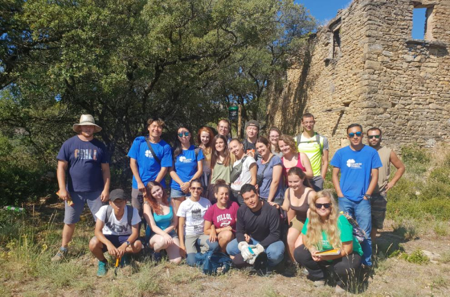 Fotografia de grup dels participants en la setena edició del camp de treball al Geoparc.