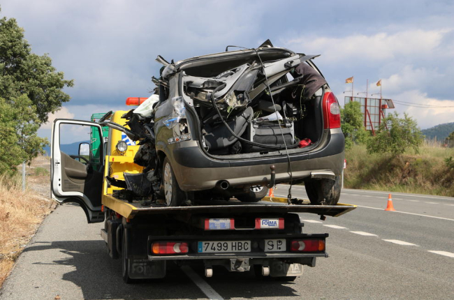 Estat en què va quedar un dels dos turismes implicats en l’accident mortal d’ahir a l’N-240.