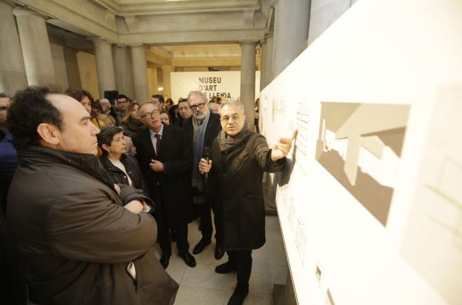 El arquitecto Jaume Terés, explicando el proyecto a las autoridades en el acto celebrado en enero.