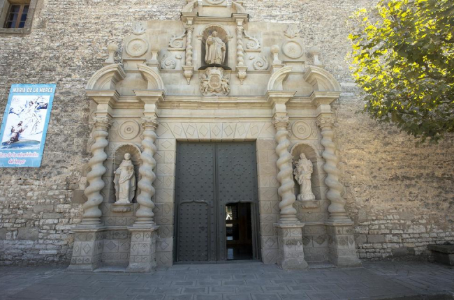El santuario de Sant Ramon, con las dos nuevas esculturas junto a las puertas.