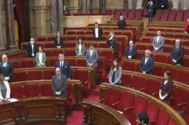 El ple del Parlament comença amb un minut de silenci per homenatjar les víctimes del coronavirus