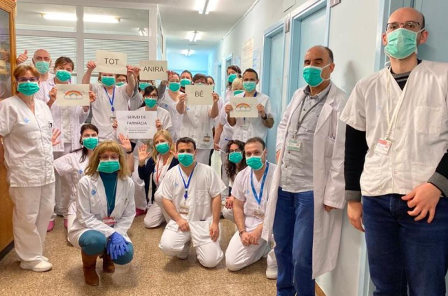 Professionals del servei de Farmàcia Hospitalària de l’Arnau es van fer una foto per donar ànims a la població.