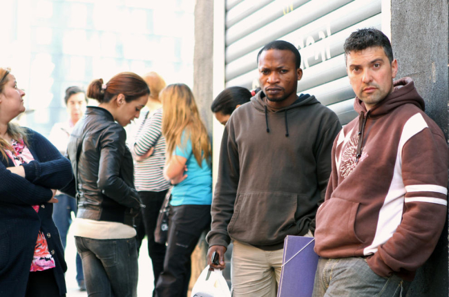 Imatge d’estrangers davant d’una oficina de la Seguretat Social.