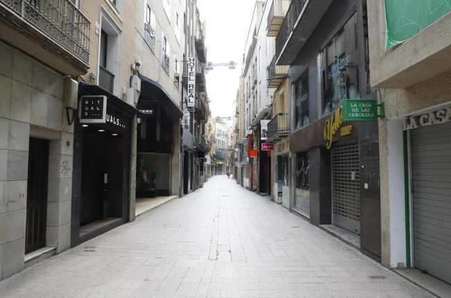 El carrer Major de Lleida, buit.