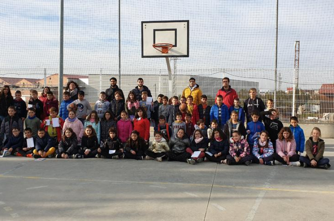 Alumnes de l’escola La Creu de Torrefarrera, amb els jugadors del CB Pardinyes que els van visitar.