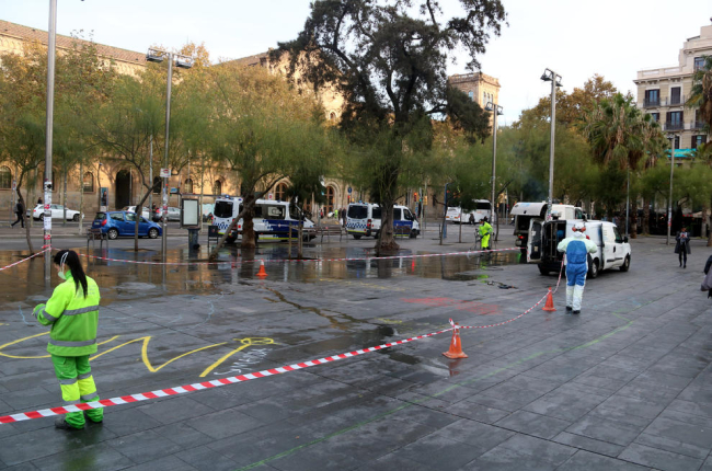 Operaris netegen la zona de l’acampada, ahir, a Barcelona.