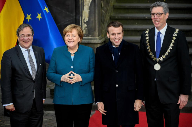La canciller alemana Angela Merkel y el presidente galo, Emmanuel Macron, ayer en Aquisgránb.