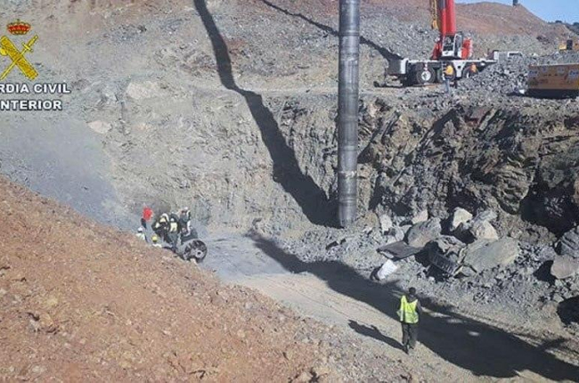 Imagen de los equipos de rescate en la boca del túnel excavado para rescatar a Julen.
