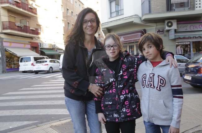 La leridana Olga Parés junto a sus hijos, Àngela, de 14 años, y Arnau, de nueve.