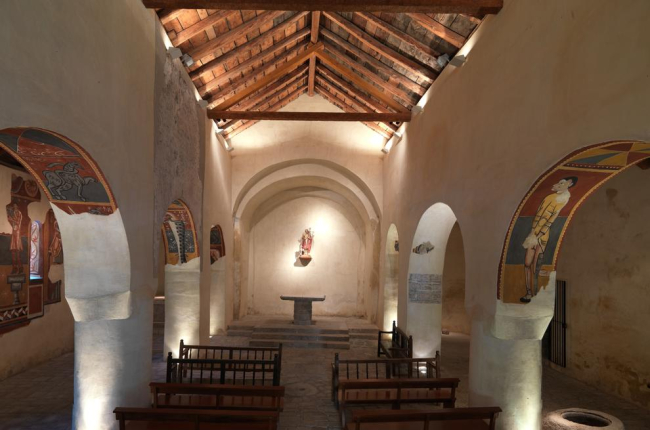Vista del interior de la iglesia de Sant Joan de Boí y de sus pinturas.