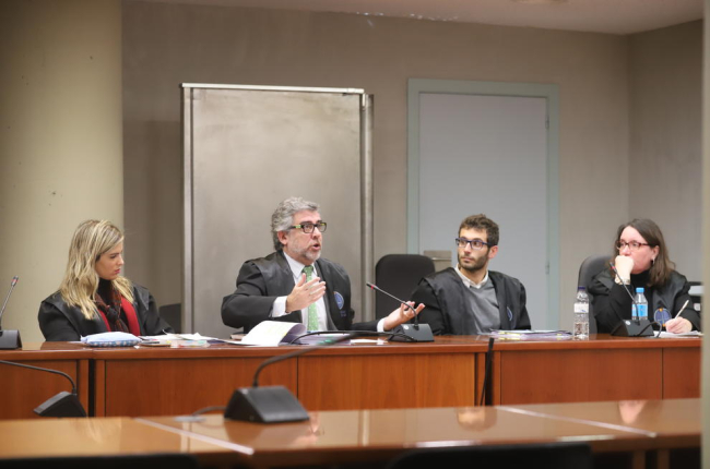 Jordi Pina, durant la intervenció ahir a l’Audiència, amb la resta d’advocats de les defenses.