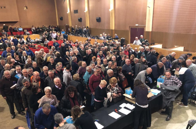 Imagen de la entrega de las 513 escrituras de la concentración parcelaria, ayer en Castelldans.