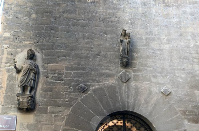 Imatge de l'estat en el qual va quedar la façana de la capella del Peu del Romeu. El fum va provocar problemes als veïns