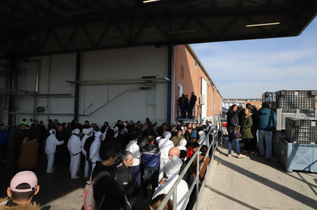 Empleats de Sada a Lleida, ahir, minuts abans de l’assemblea que va avalar el pacte de l’ERO.