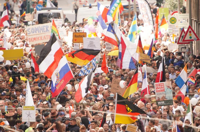 Imatge dels manifestants que van protestar ahir a Berlín contra les mesures per combatre la Covid.