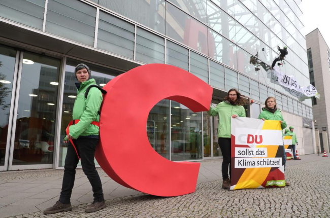 Greenpeace ‘roba’ la C de CDU per la política climàtica de Merkel