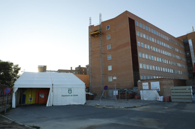 Imatge de la carpa del SEM a l’exterior de l’Arnau de Vilanova, que es retirarà avui.