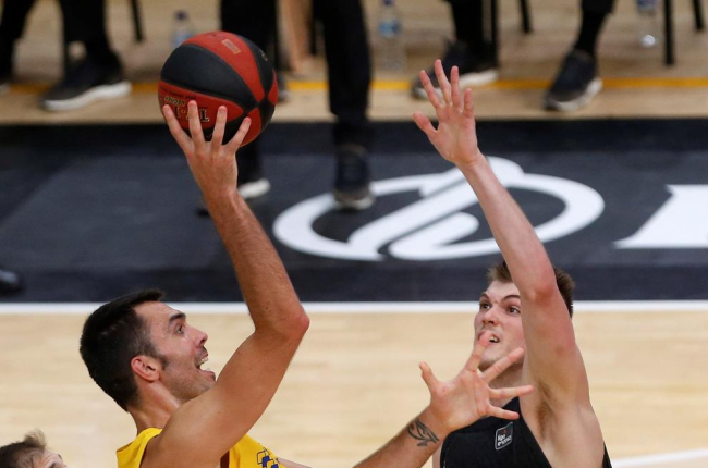 El lleidatà Pierre Oriola llança a cistella davant de Ben Lammers.