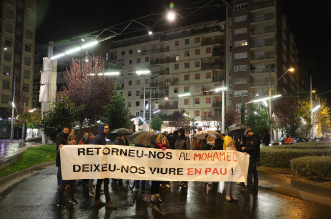 Movilización ayer contra el arresto de uno de los jóvenes excarcelados en Lleida. 