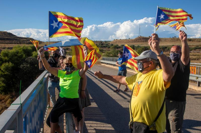 Algunos de los participantes en esta iniciativa en la A-2 a su paso por Tàrrega.