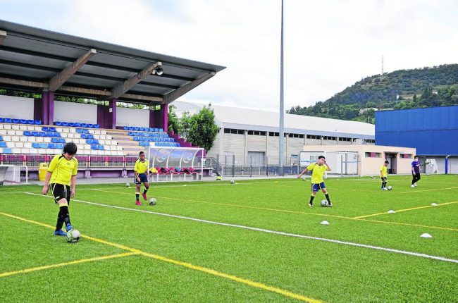 Los alevines del Club Esportiu Ciutat la Seu fueron los primeros en volver a pisar el campo de fútbol, siempre guardando la distancia.
