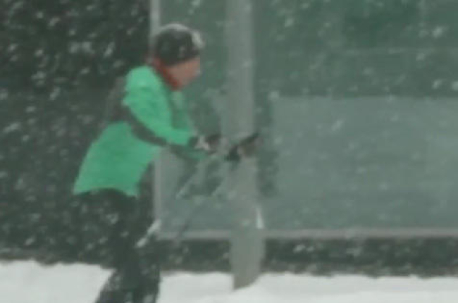 VÍDEO. Aprofiten la neu dels carrers de la Seu d'Urgell per esquiar