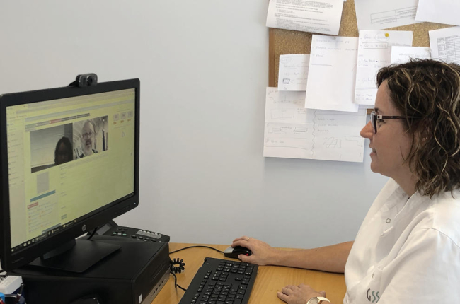 Montse Jansat, enfermera del hospital de día, en plena videoconferencia con un cuidador.