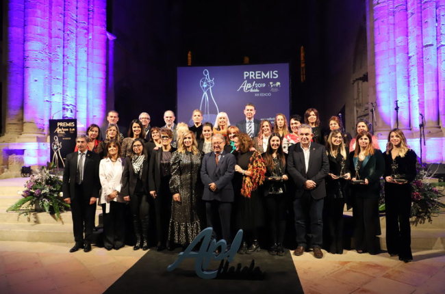 Foto de grupo de las mujeres, empresas y entidades galardonadas por Ap! Lleida, ayer en la Seu Vella. 
