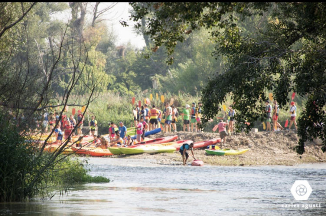 Imagen de los participantes en el descenso de canoas por el Segre.