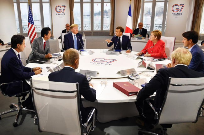 Els líders del G7, durant la reunió que van mantenir ahir a la cimera de Biarritz.
