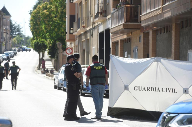 La Guàrdia Civil, ahir a la zona en la qual es va produir l’assassinat masclista a Barbastre.