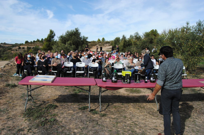 Un moment de la presentació del nou oli de la Granadella en un entorn d’oliveres.