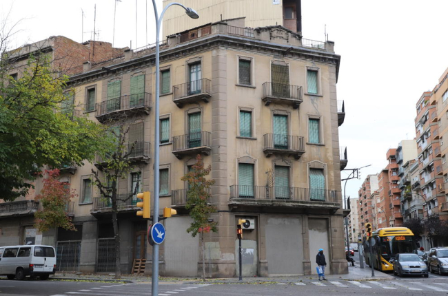 Fa anys que l’edifici de l’encreuament de Prat de la Riba i Príncep de Viana està abandonat.
