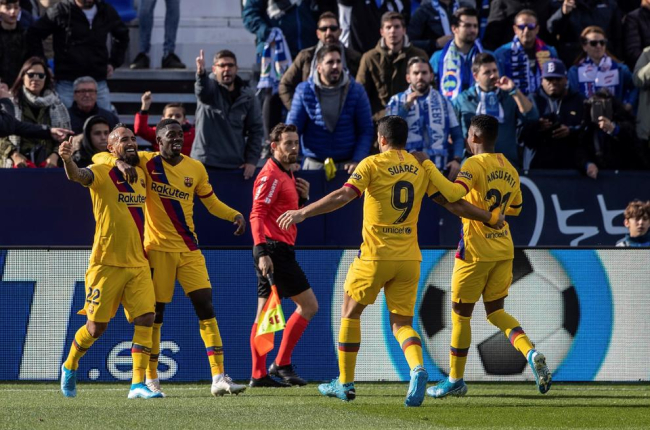 Luis Suárez, Ansu Fati, Dembélé y Vidal celebran el gol del chileno.