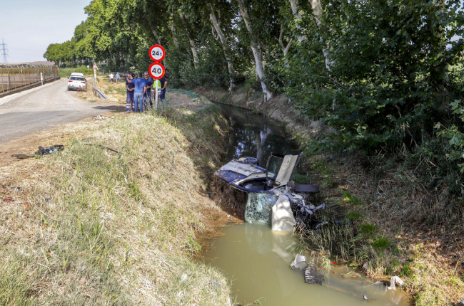 Un hombre tuvo que ser rescatado tras caer con su vehículo a una acequia en Vallfogona de Balaguer. 