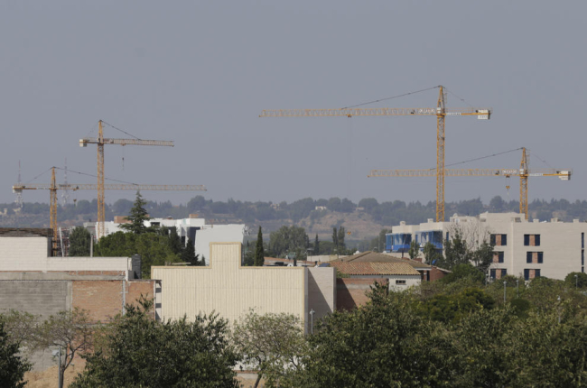 Vista d’unes grues per a la construcció de promocions d’habitatges a Lleida.