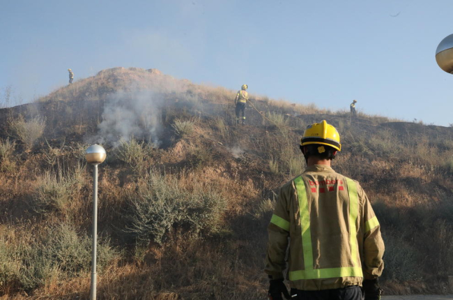 Imatge de l’incendi ahir al Turó de Gardeny de Lleida.