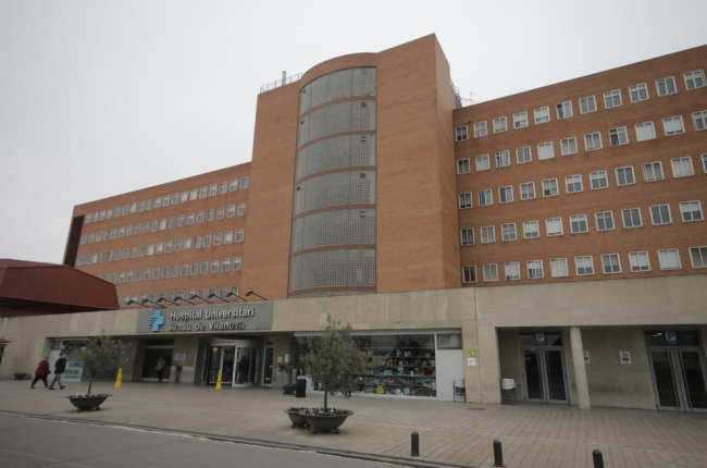 La façana principal de l'hospital Arnau de Vilanova.