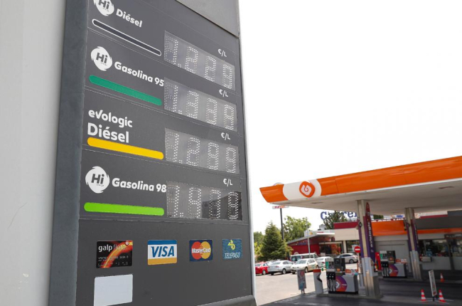 Panel de precios de los combustibles en una gasolinera.