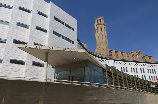 Vista exterior del Palau de Justícia de Lleida, con la Seu Vella de fondo.