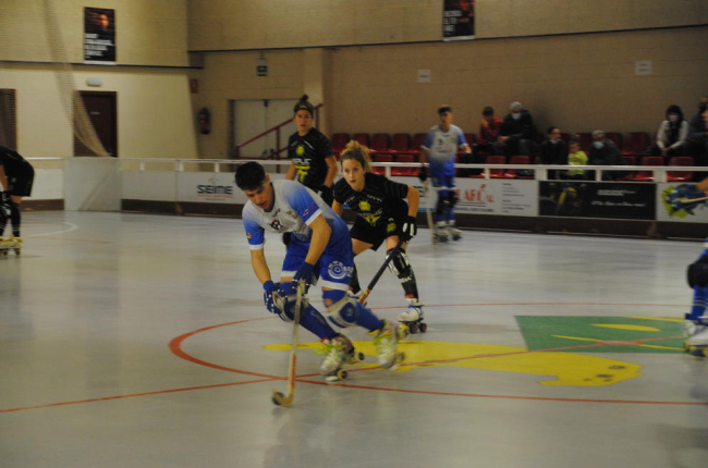 Una jugada del amistoso que disputaron ayer el Vila-sana y el Juvenil del Mollerussa.