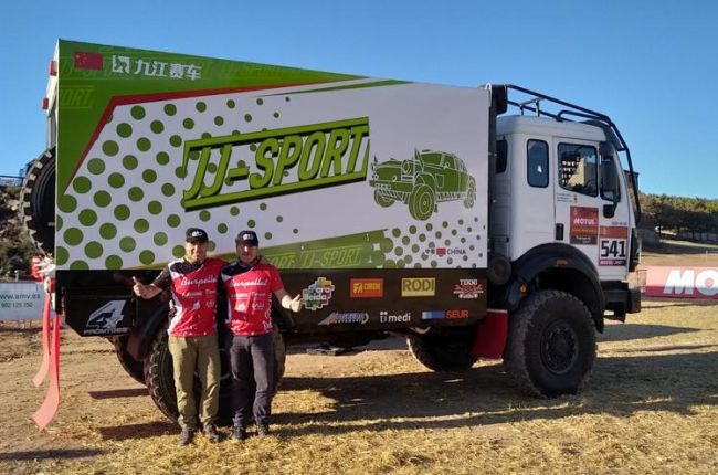 Jordi Esteve i Enric Martí, amb el seu camió per al Ral·li Dakar