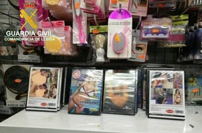 Los DVDs de pornografía quedaban a la vista de todos los clientes, incluidos los menores de edad.