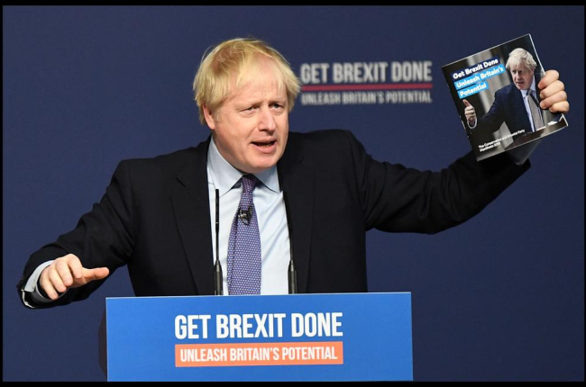 Boris Johnson muestra el manifiesto conservador sobre el “brexit”.