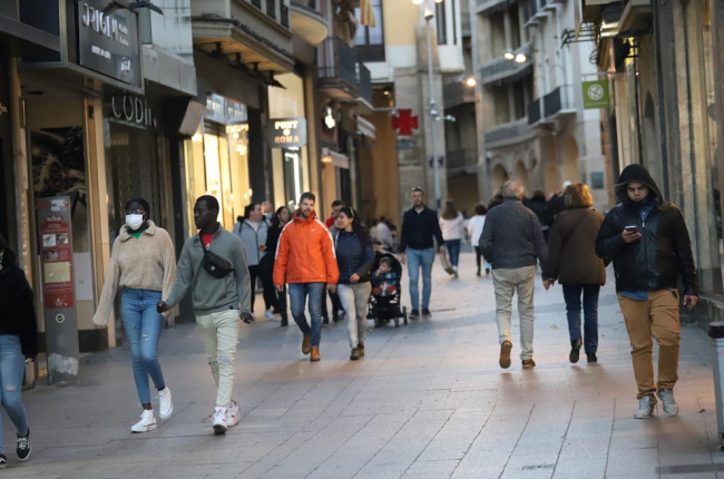 Imatge de persones que ahir a la tarda passejaven per l’Eix Comercial.